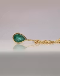 Smaragd fairtrade - hänge i 18K guld
