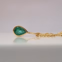 Smaragd fairtrade - hänge i 18K guld