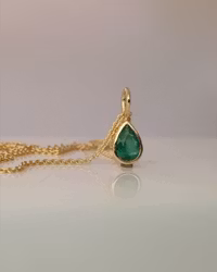 Smaragd fairtrade - hänge i 18K guld
