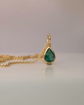 Smaragd fairtrade - hänge i 18K guld