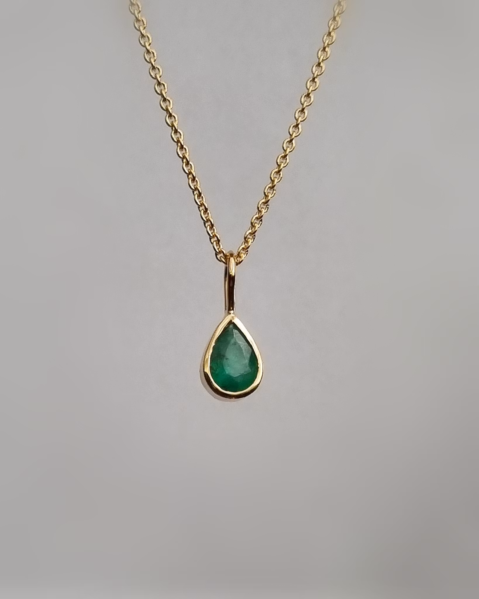 Smaragd fairtrade - hänge i 18K guld