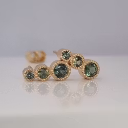 Lyxig trio i grönt - Safirörhängen i 18K guld