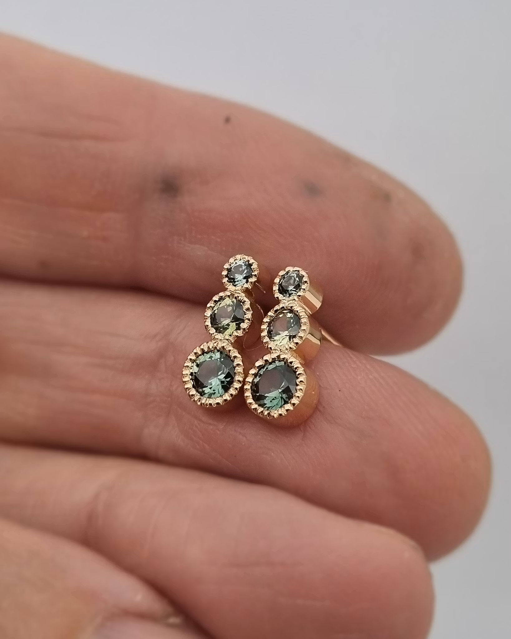 Lyxig trio i grönt - Safirörhängen i 18K guld