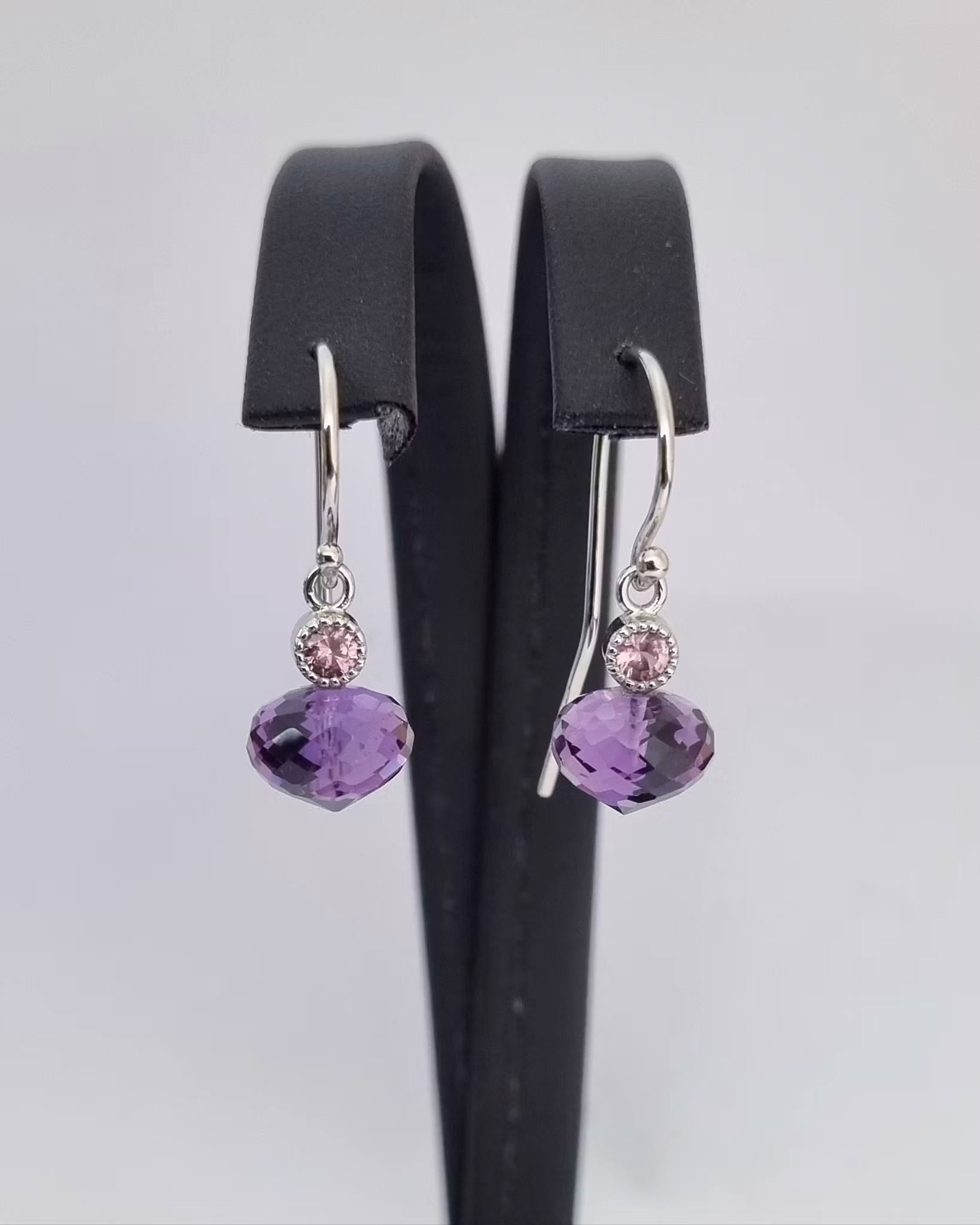 Ametister med Spineller Fairtrade - örhängen i 18K vitguld