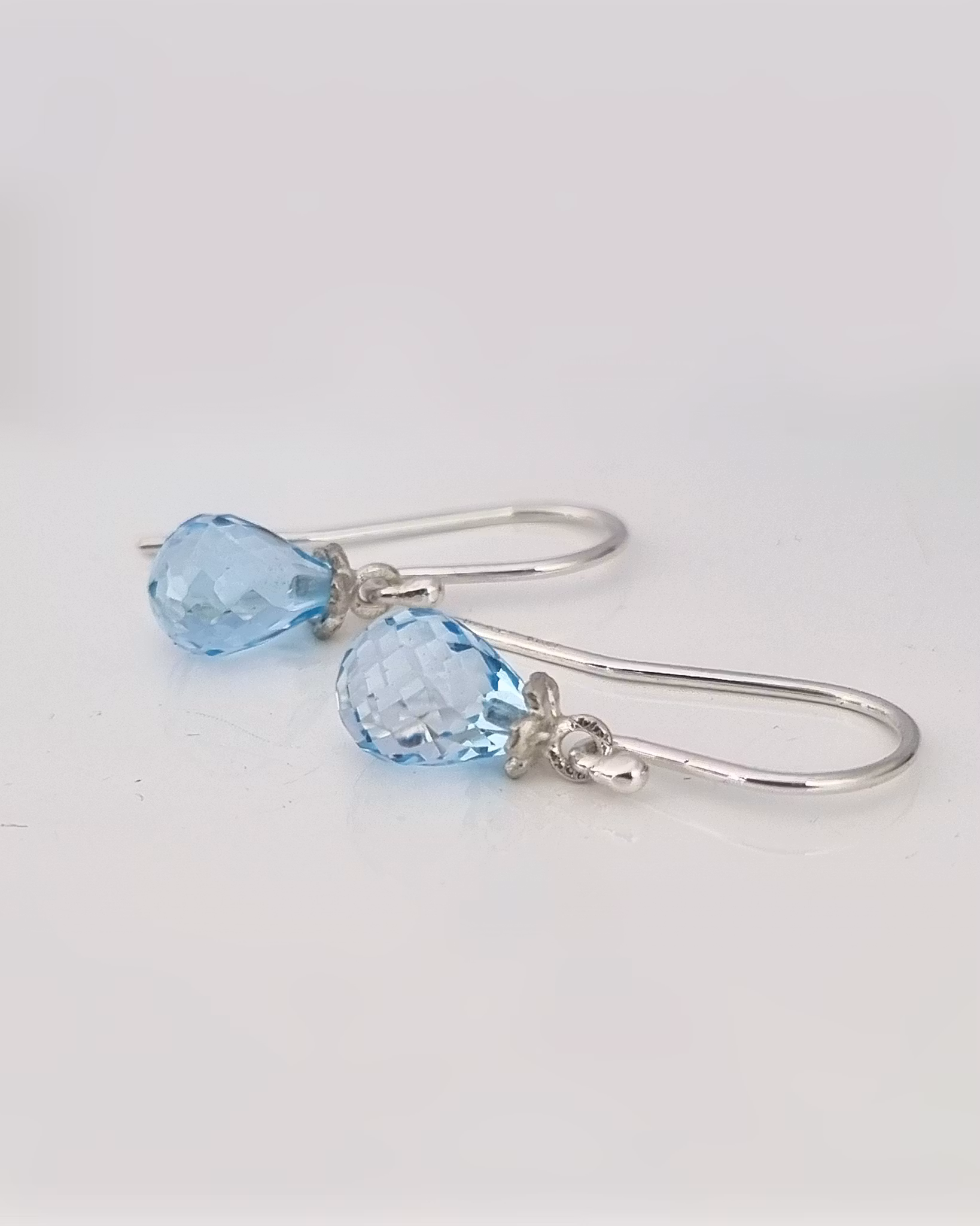 Gullviva med Sky Blue Topas - örhängen i silver