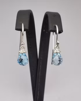 Gullviva med Sky Blue Topas - örhängen i silver