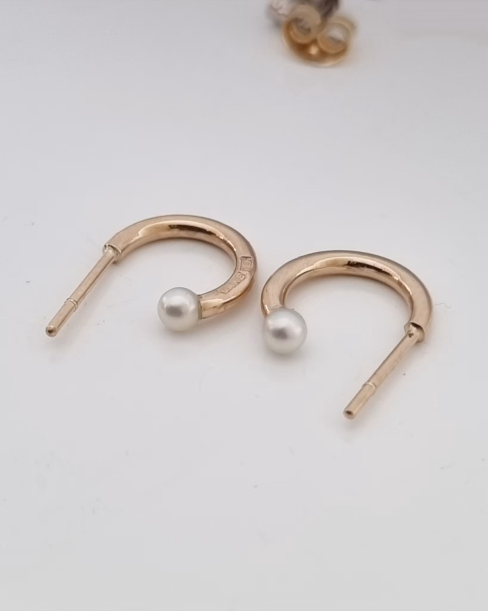 Creoler med Akoyapärlor - örhängen i 18K guld