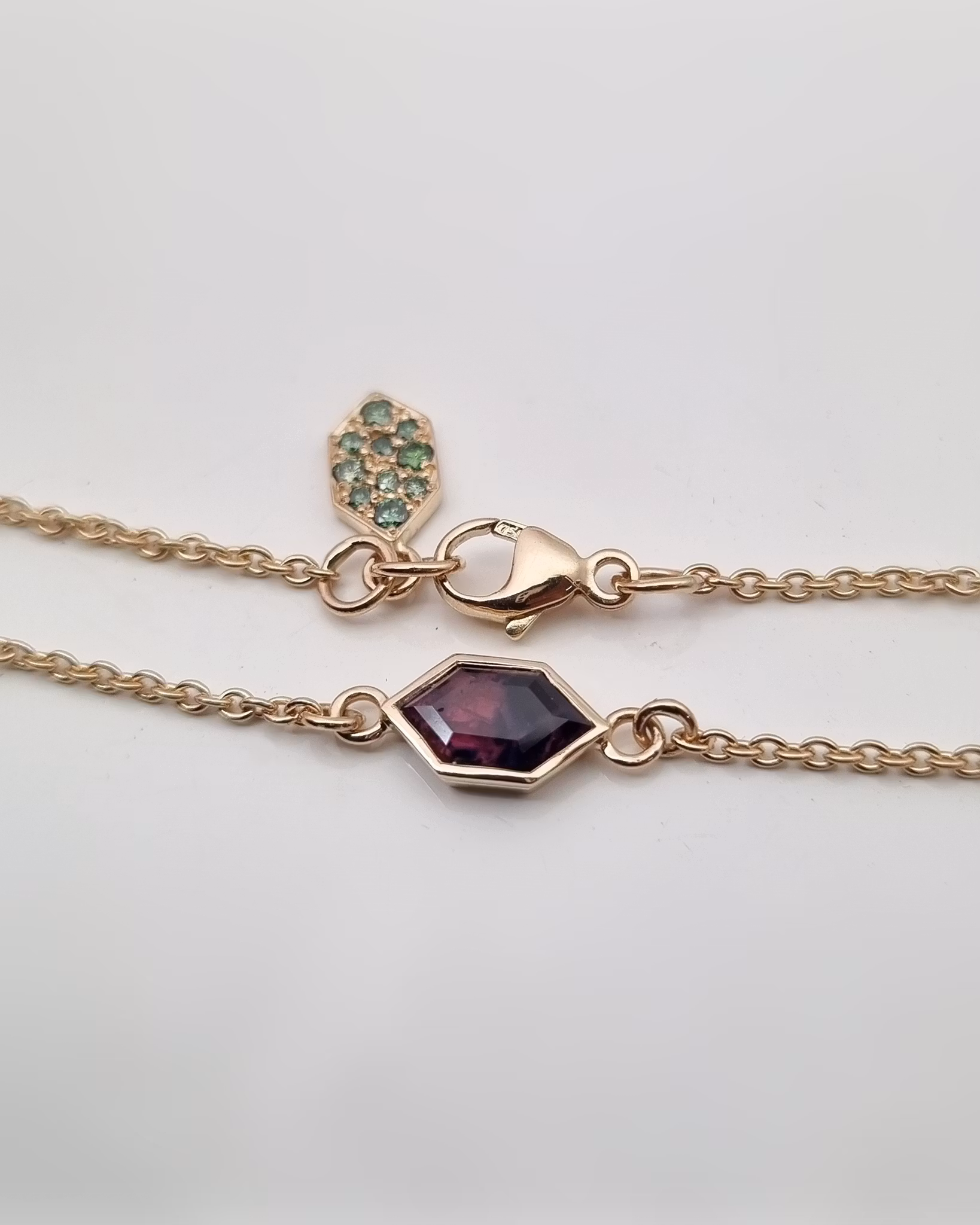 Armband med Safir från Winza & gröna briljanter