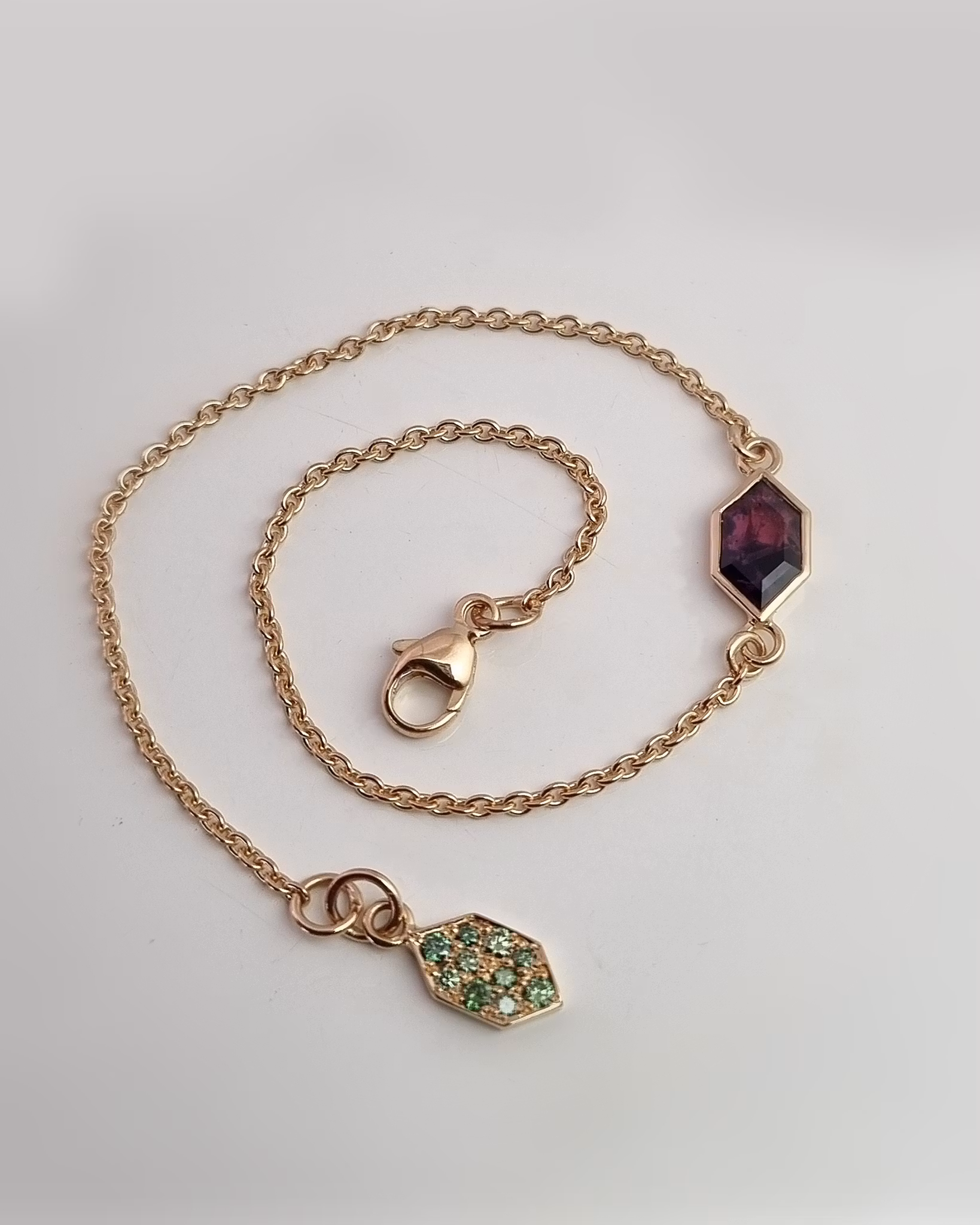 Armband med Safir från Winza & gröna briljanter