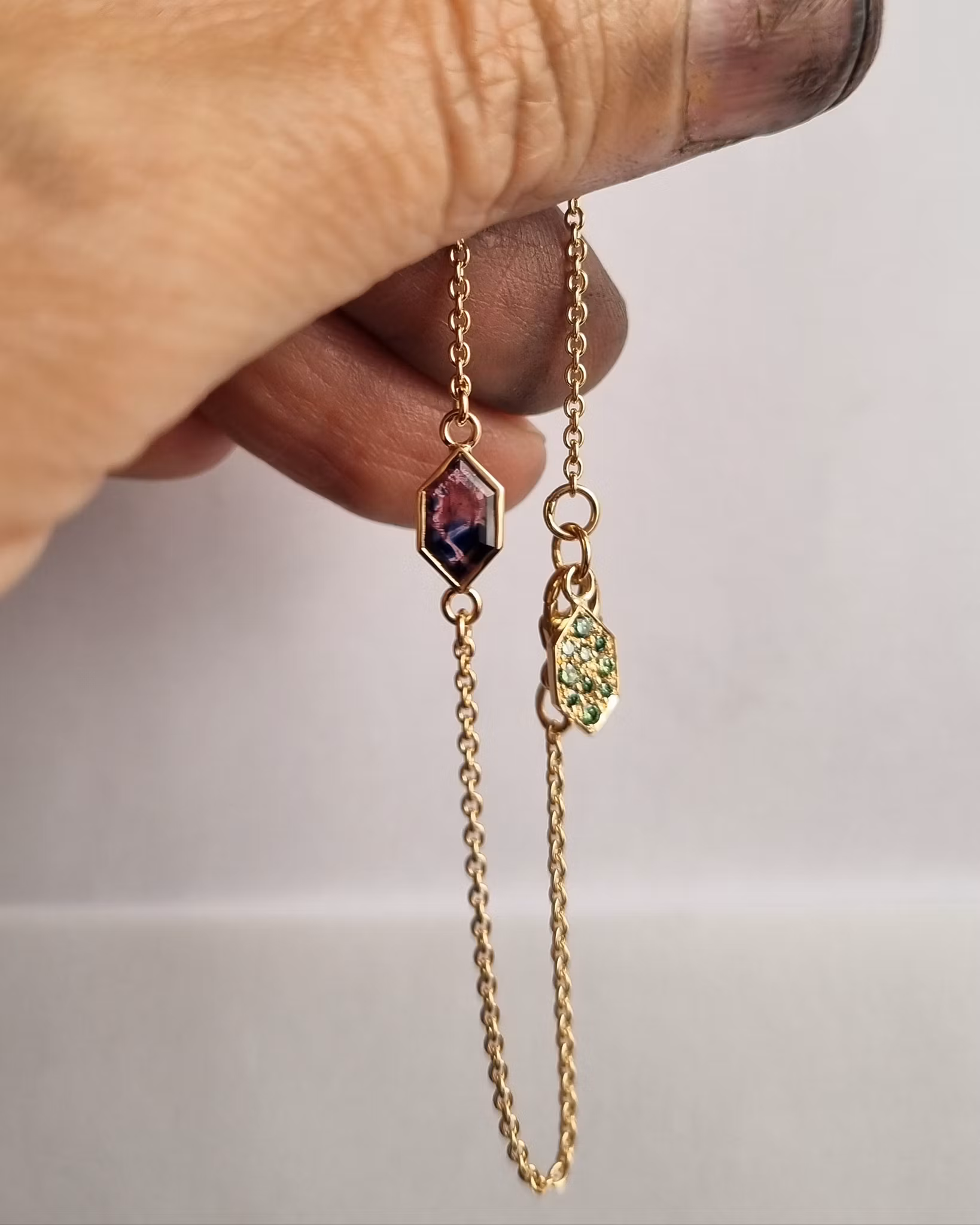 Armband med Safir från Winza & gröna briljanter