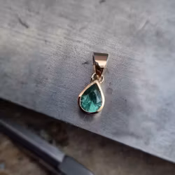Smaragdhänge i 18K guld