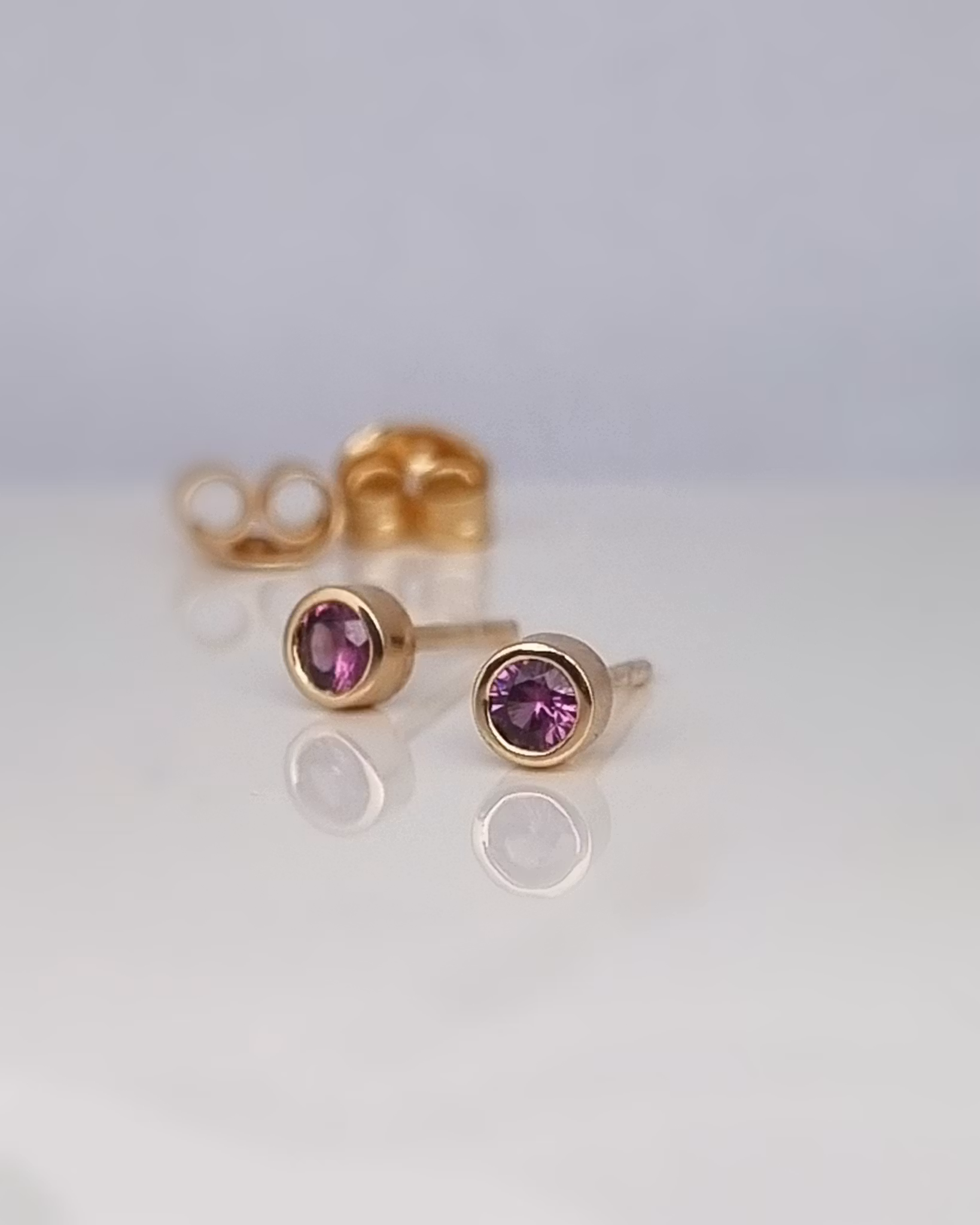 Grape Garnet studs - Granatörhängen i 18K