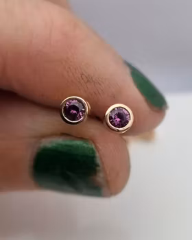 Grape Garnet studs - Granatörhängen i 18K