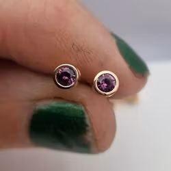 Grape Garnet studs - Granatörhängen i 18K