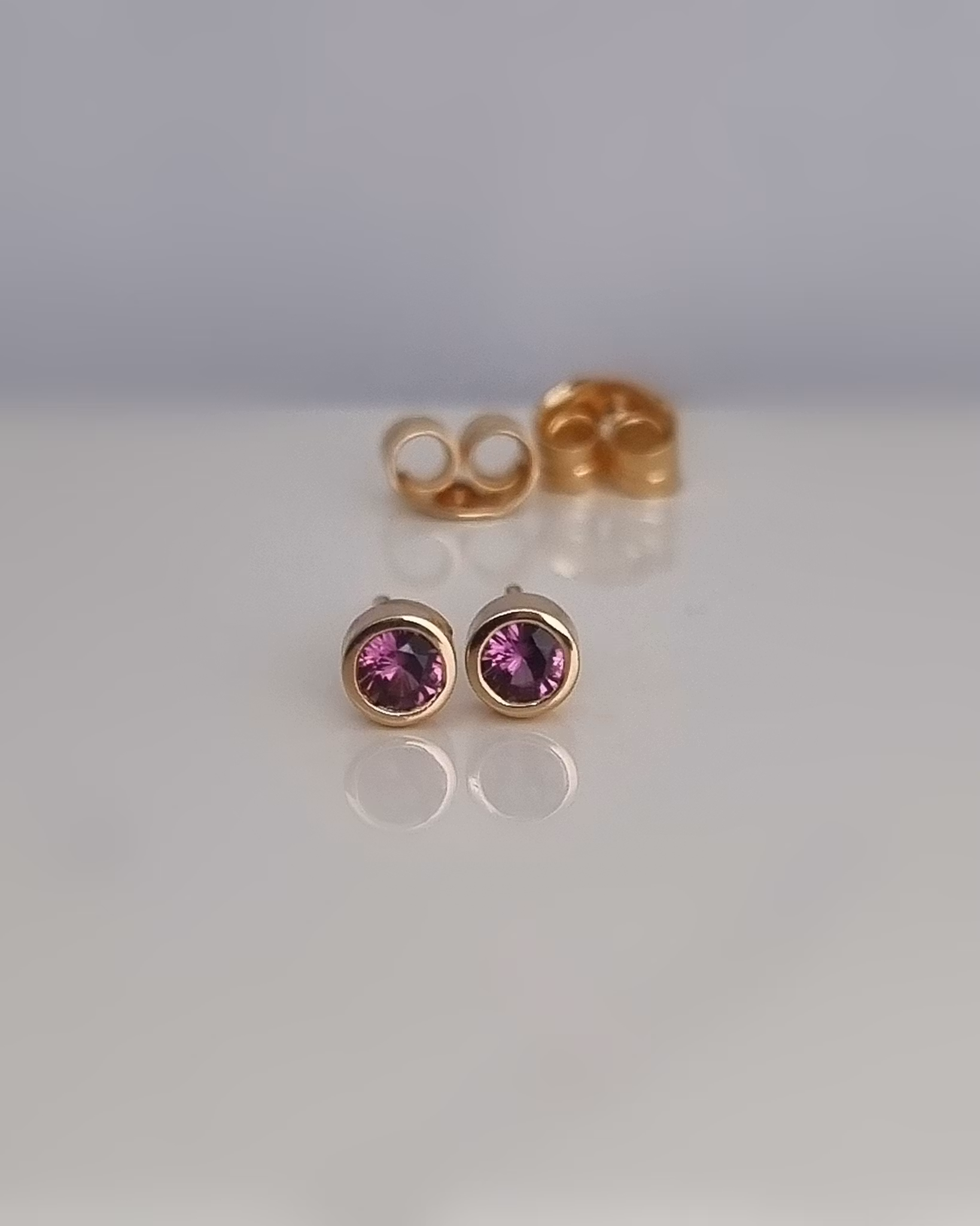 Grape Garnet studs - Granatörhängen i 18K