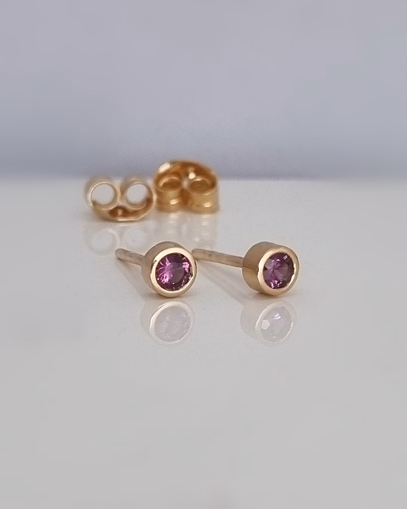 Grape Garnet studs - Granatörhängen i 18K