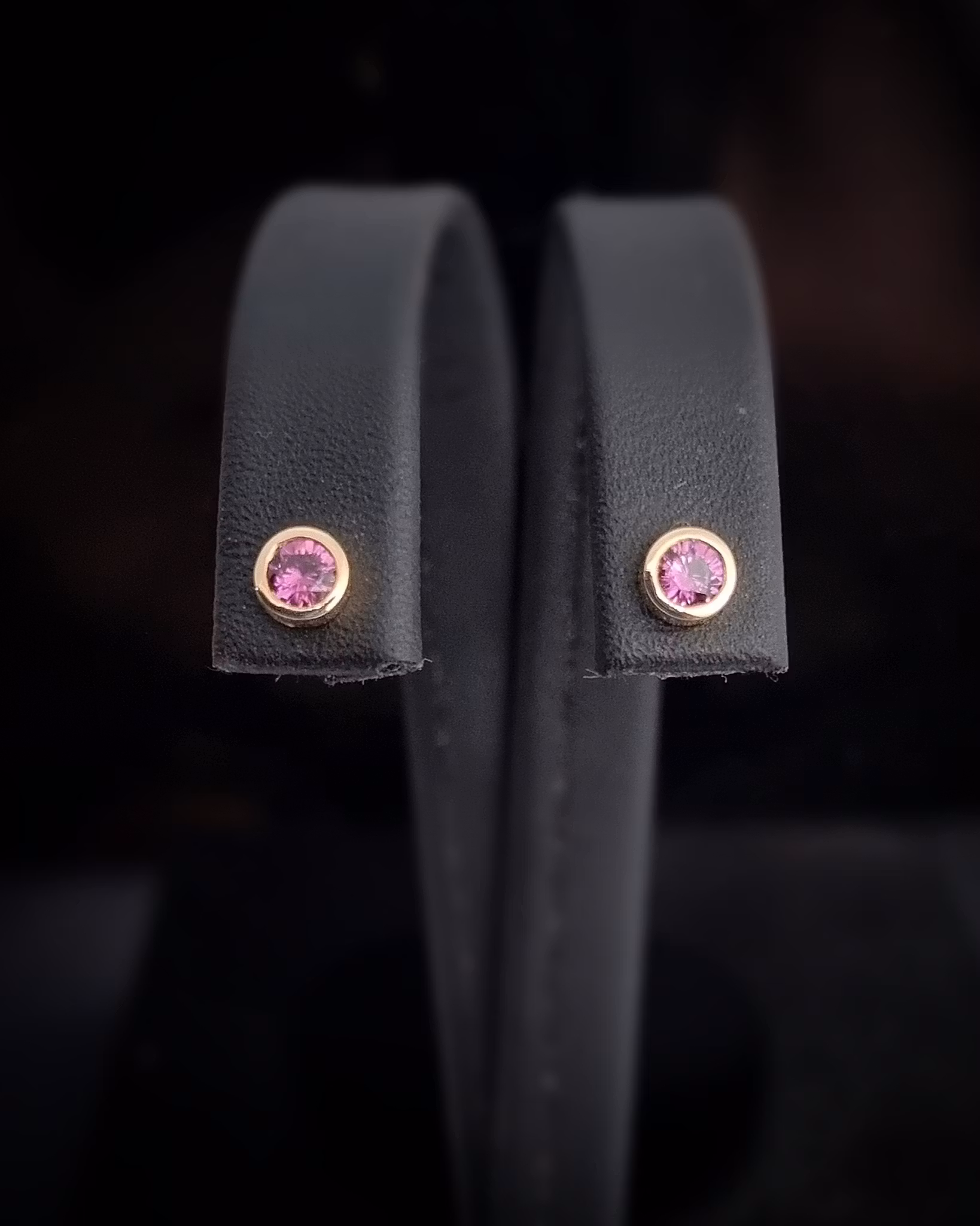 Grape Garnet studs - Granatörhängen i 18K