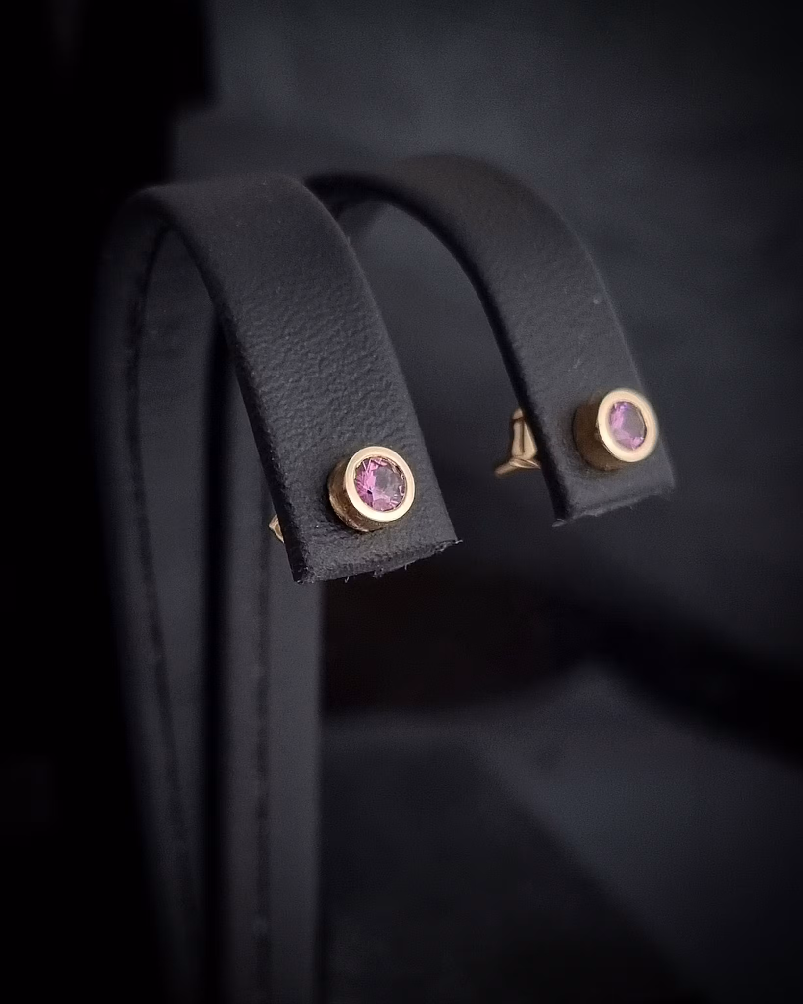 Grape Garnet studs - Granatörhängen i 18K