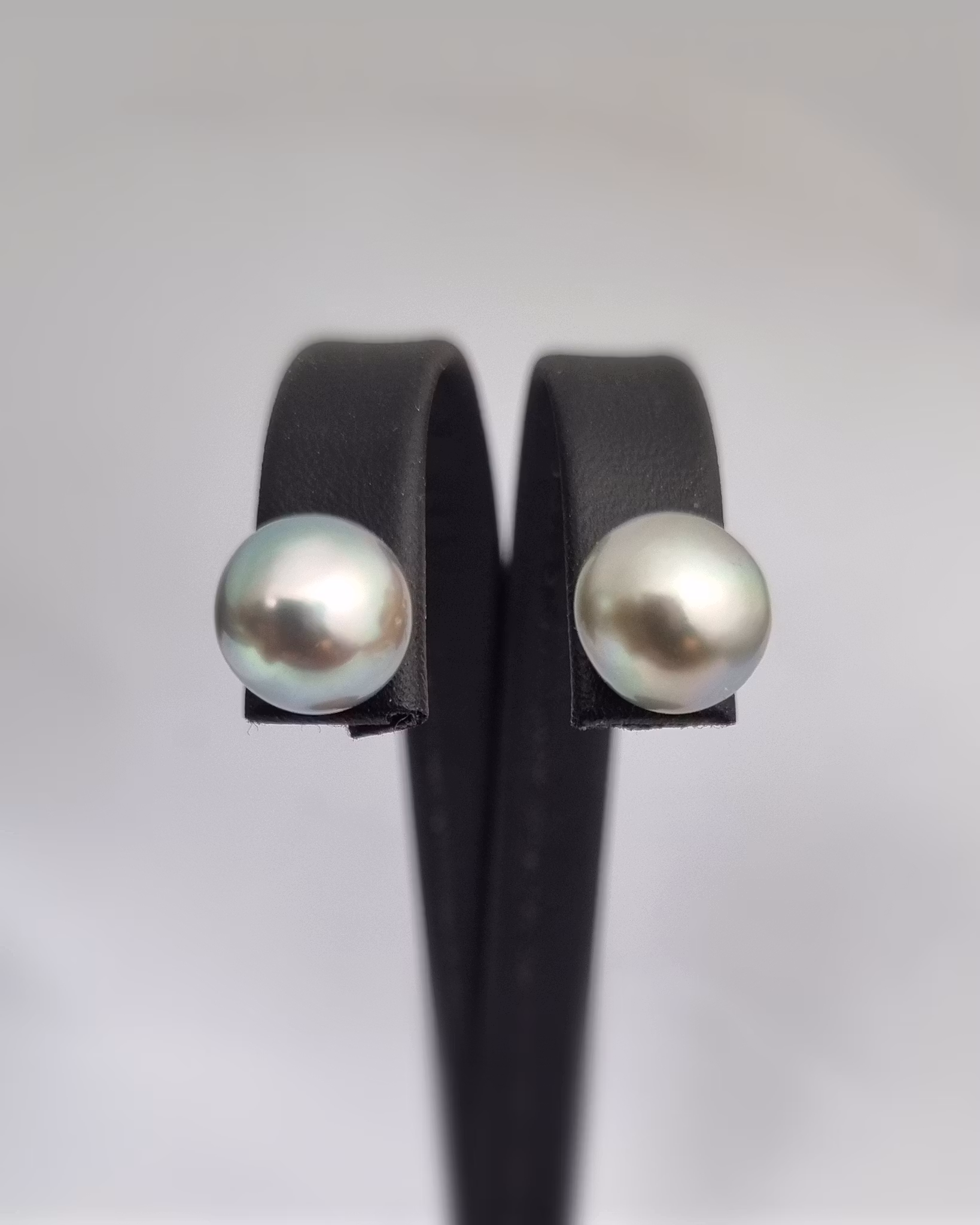 Fijipärlor 9 mm - örhängen i 18K guld