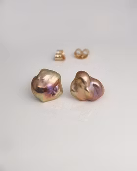 Sötvattenspärlor med keshiform - örhängen i 18K guld