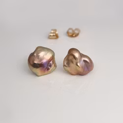 Sötvattenspärlor med keshiform - örhängen i 18K guld