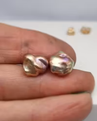 Sötvattenspärlor med keshiform - örhängen i 18K guld