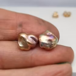 Sötvattenspärlor med keshiform - örhängen i 18K guld