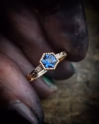 Grace - Handgraverad ring i 18K guld med Safir och Briljanter