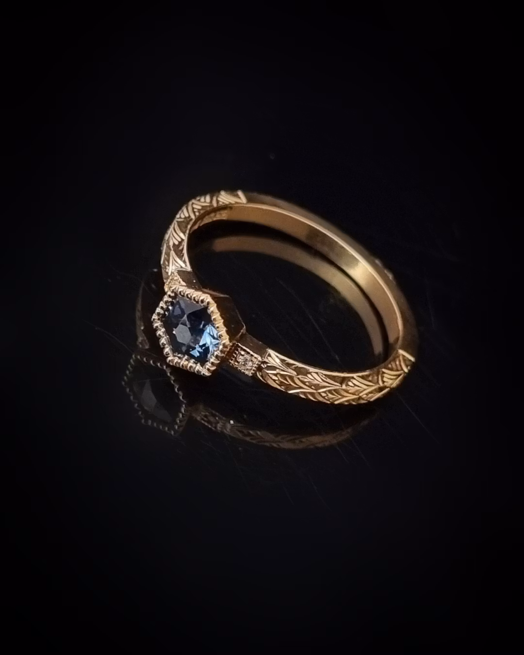 Grace - Handgraverad ring i 18K guld med Safir och Briljanter