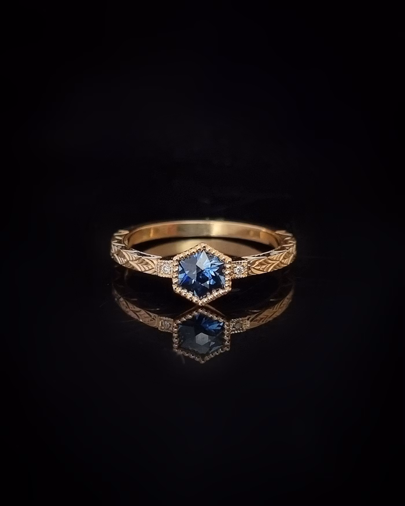 Grace - Handgraverad ring i 18K guld med Safir och Briljanter