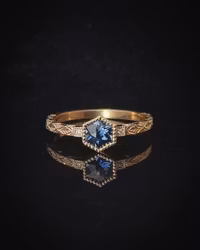 Grace - Handgraverad ring i 18K guld med Safir och Briljanter