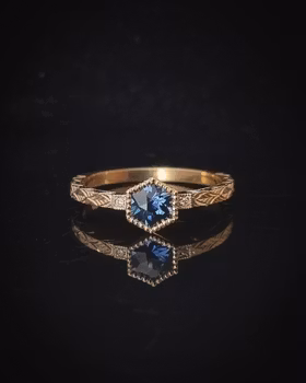 Grace - Handgraverad ring i 18K guld med Safir och Briljanter