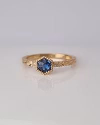 Grace - Handgraverad ring i 18K guld med Safir och Briljanter
