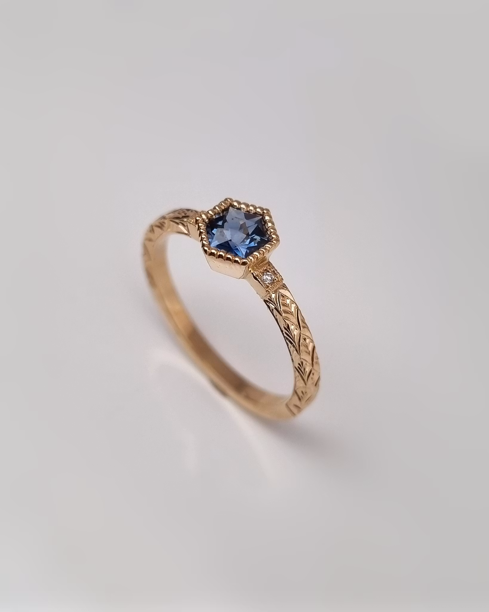 Grace - Handgraverad ring i 18K guld med Safir och Briljanter