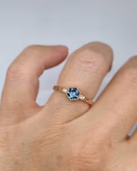 Grace - Handgraverad ring i 18K guld med Safir och Briljanter