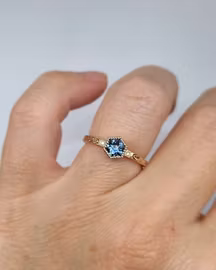 Grace - Handgraverad ring i 18K guld med Safir och Briljanter