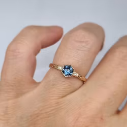 Grace - Handgraverad ring i 18K guld med Safir och Briljanter