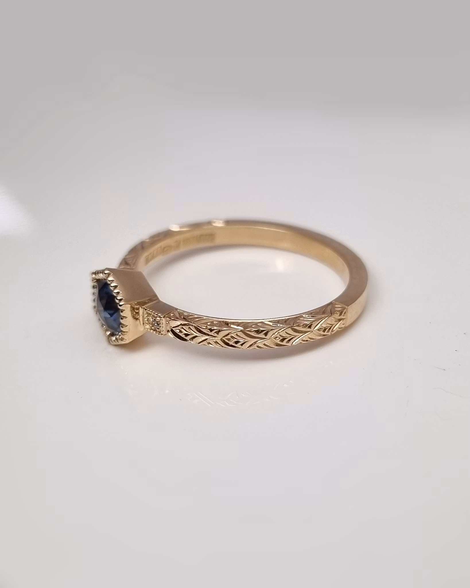 Grace - Handgraverad ring i 18K guld med Safir och Briljanter