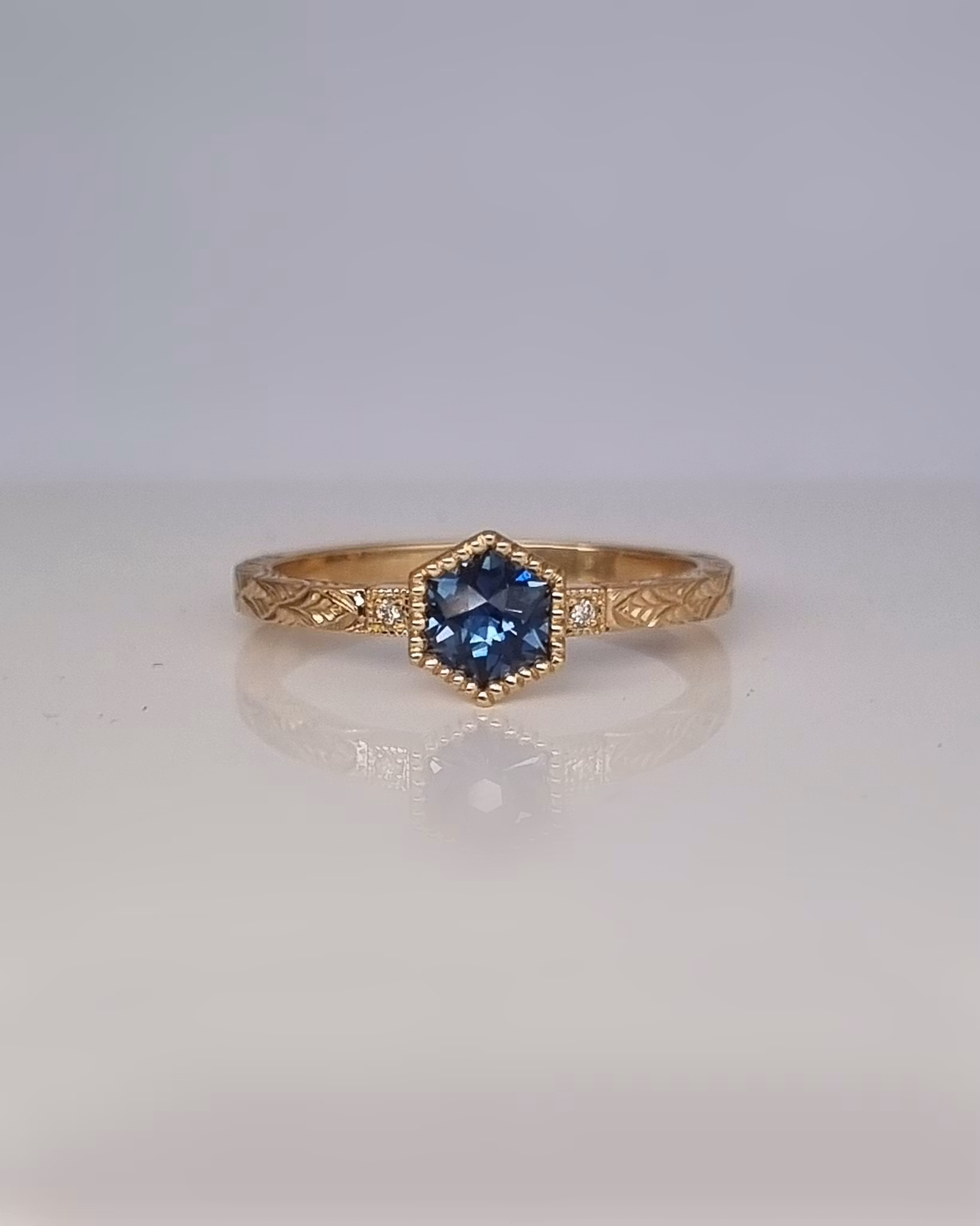 Grace - Handgraverad ring i 18K guld med Safir och Briljanter