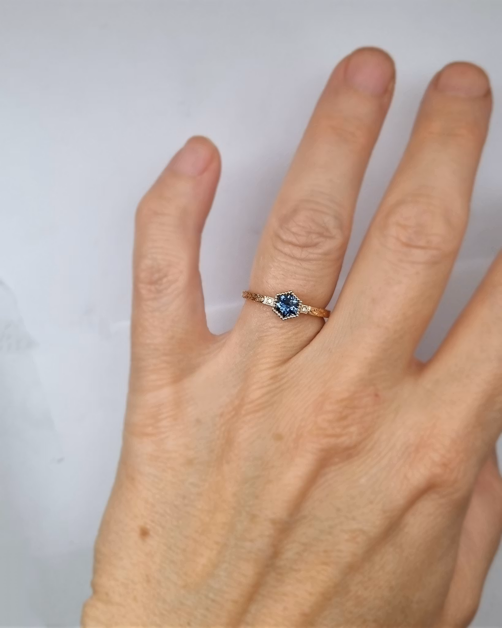 Grace - Handgraverad ring i 18K guld med Safir och Briljanter