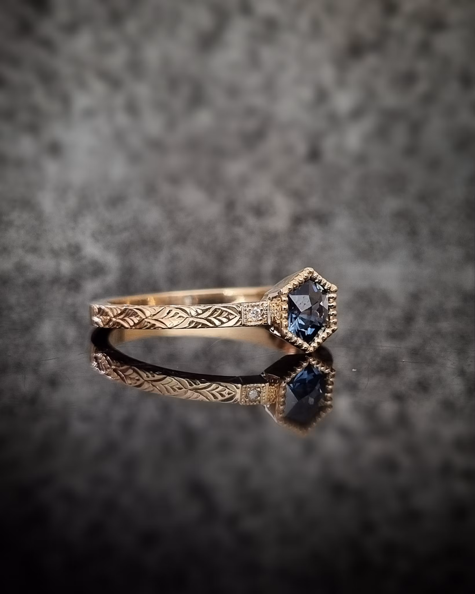 Grace - Handgraverad ring i 18K guld med Safir och Briljanter