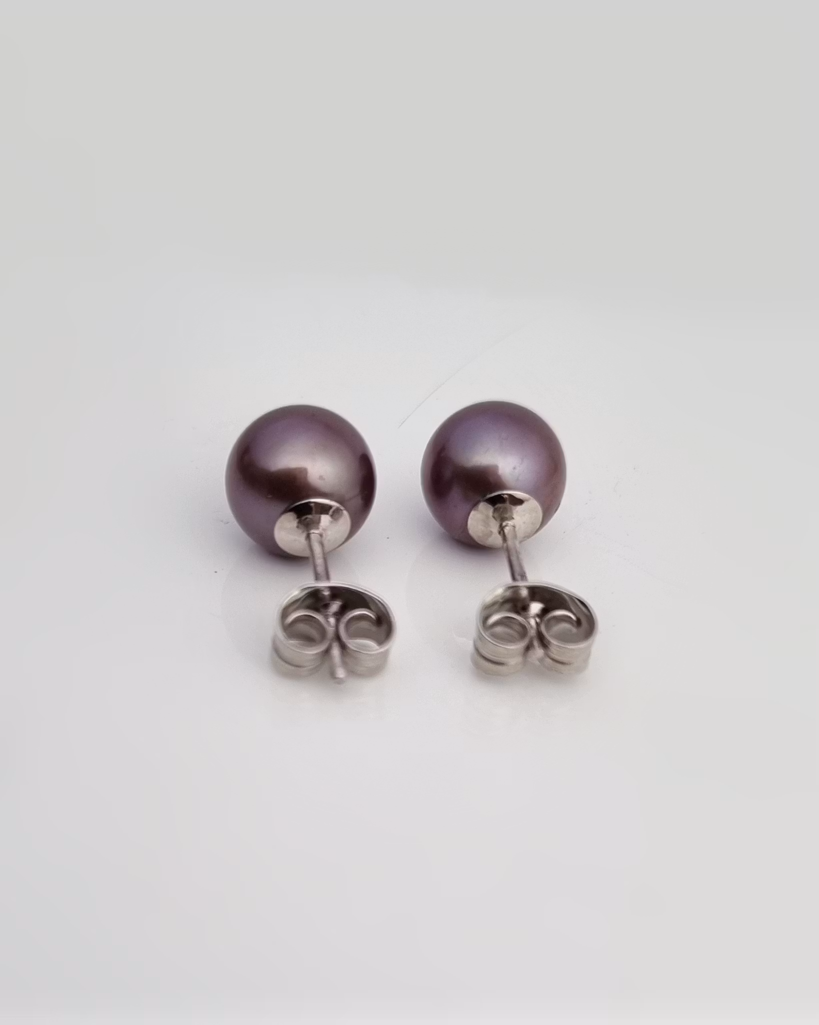 Djupt violetta sötvattenspärlor - örhängen i 18K vitguld