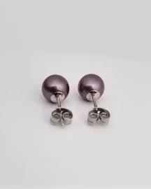 Naturligt violetta sötvattenspärlor - örhängen i 18K