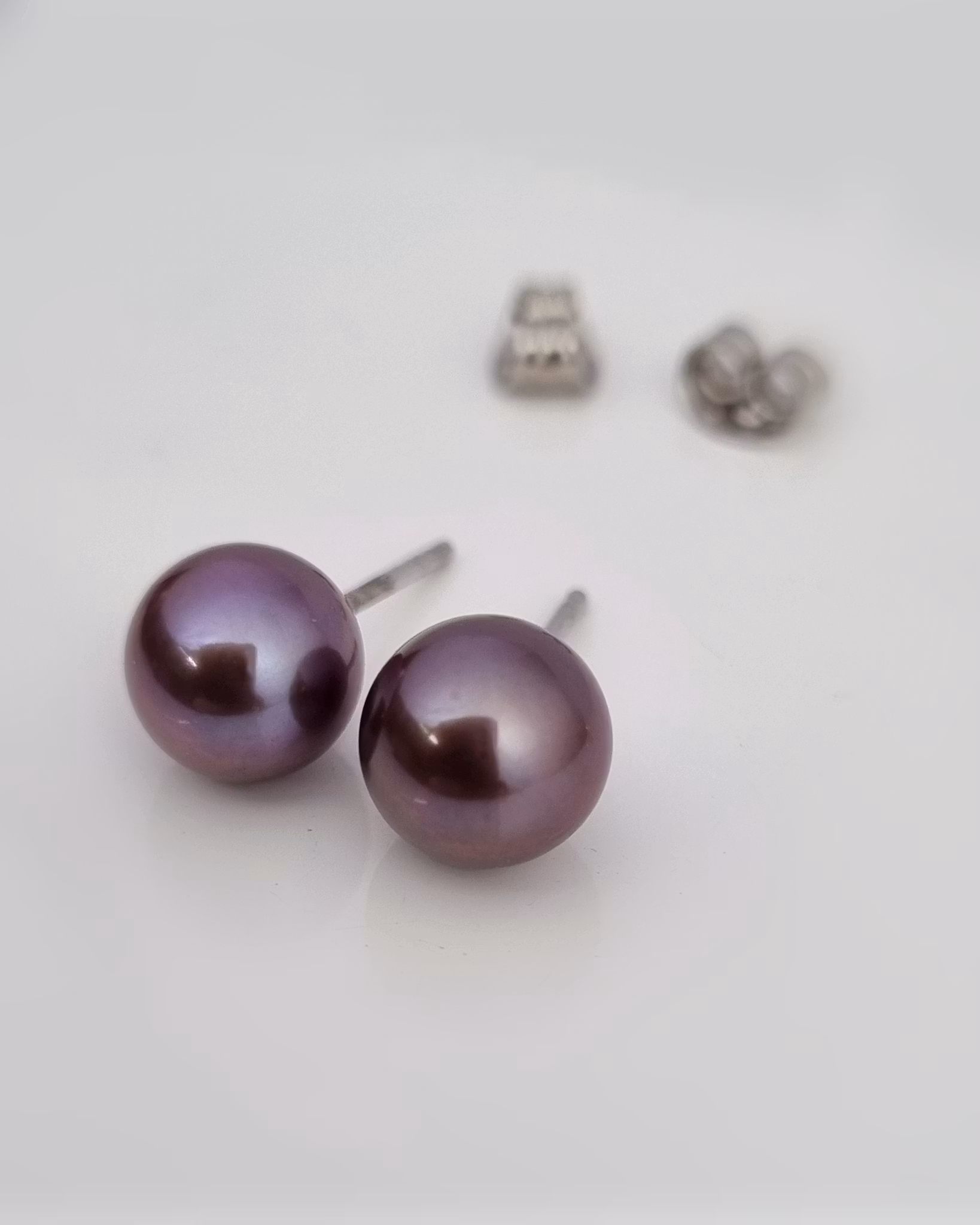 Djupt violetta sötvattenspärlor - örhängen i 18K vitguld