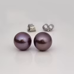 Djupt violetta sötvattenspärlor - örhängen i 18K vitguld