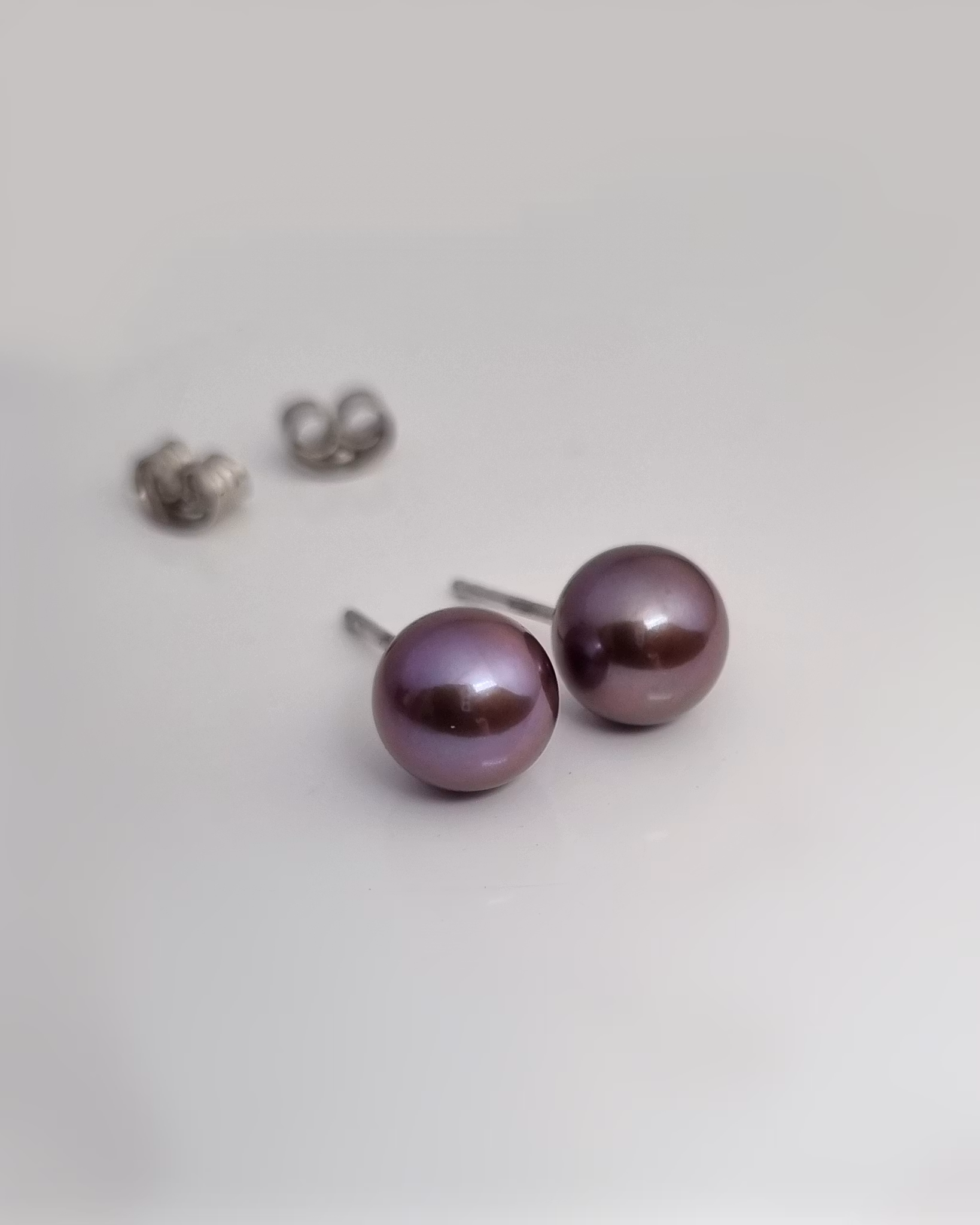 Djupt violetta sötvattenspärlor - örhängen i 18K vitguld