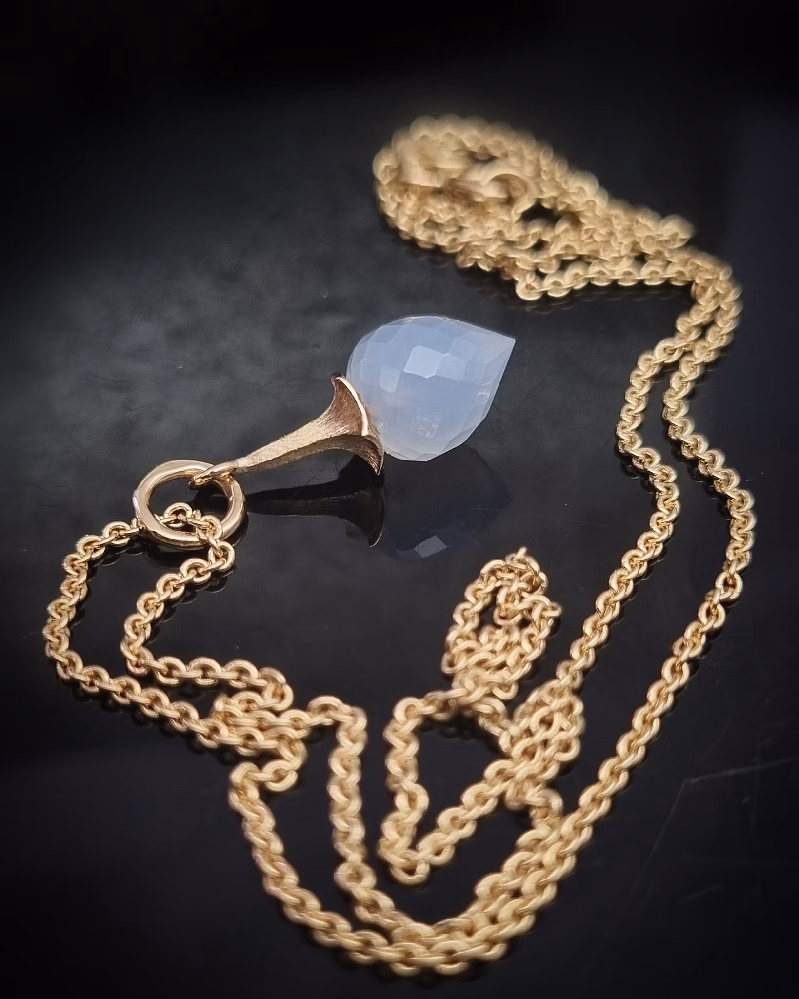 Änglatrumpet med isblå Kalcedon - hänge i 18K guld