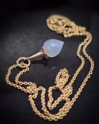 Änglatrumpet med isblå Kalcedon - hänge i 18K guld