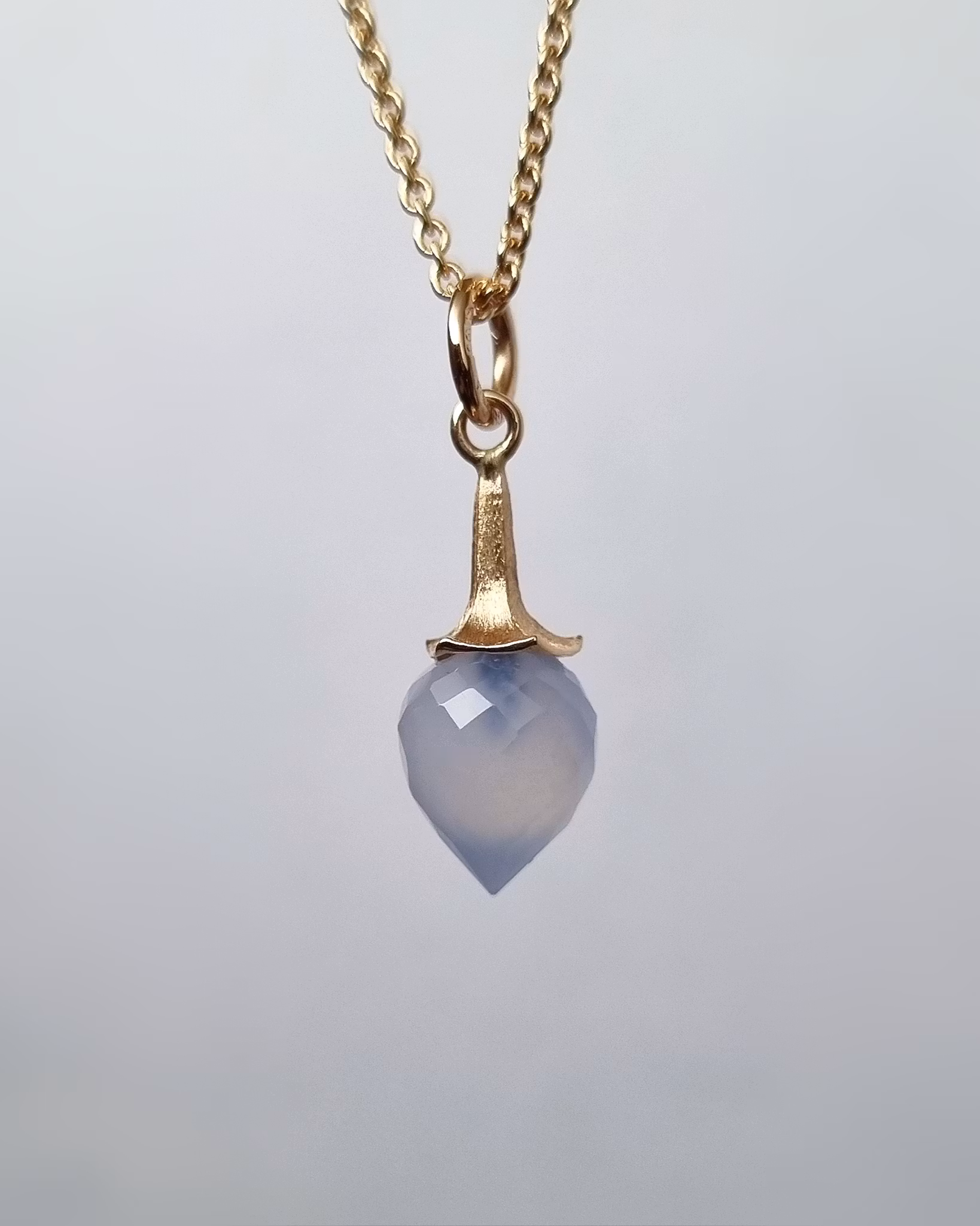 Änglatrumpet med isblå Kalcedon - hänge i 18K guld