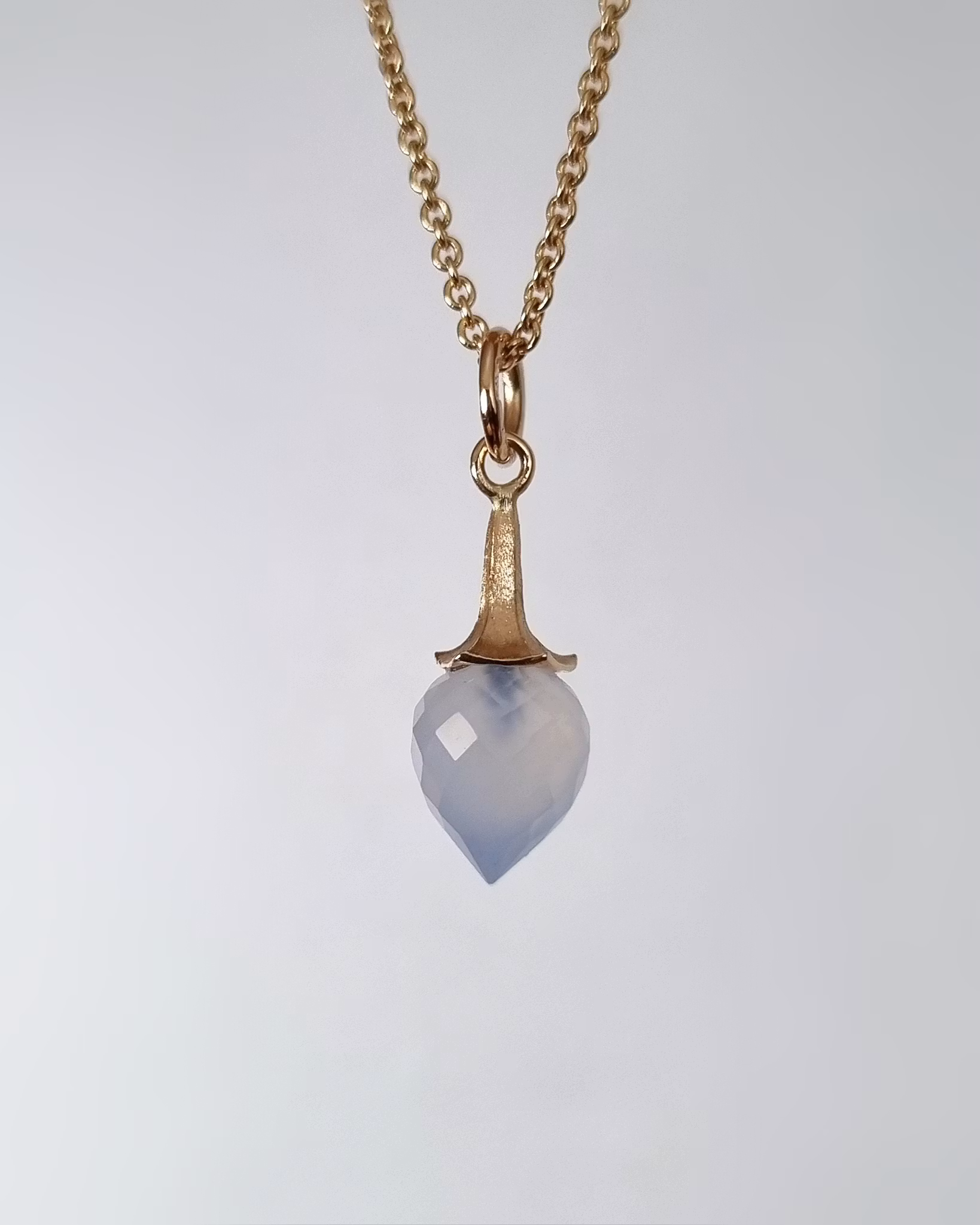 Änglatrumpet med isblå Kalcedon - hänge i 18K guld